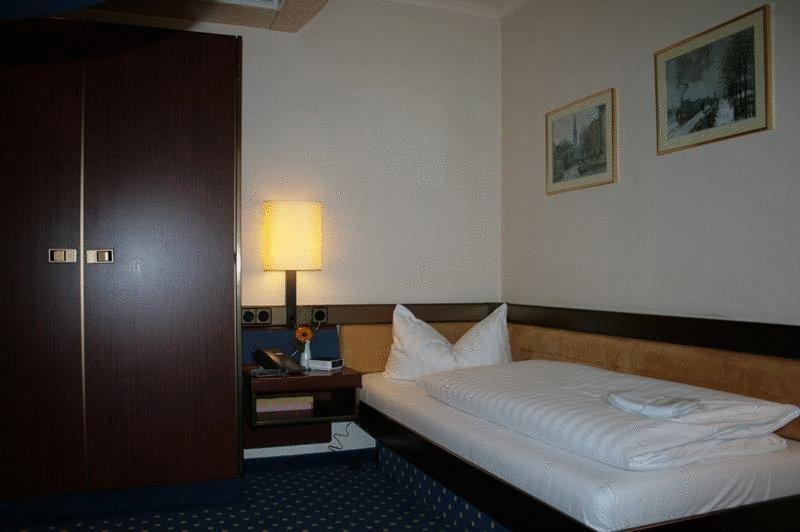Lloyed Hotel Frankfurt am Main Bilik gambar